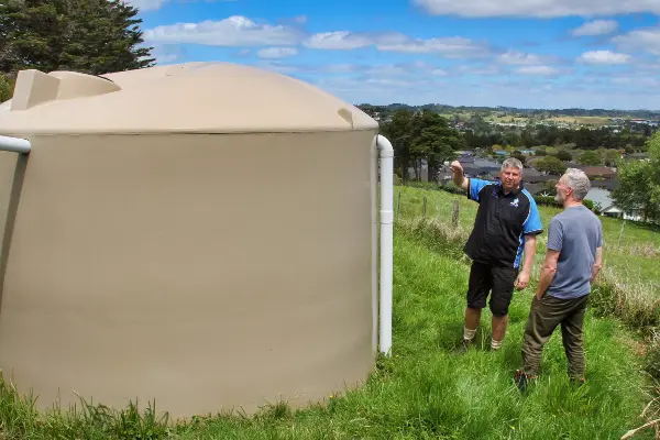 Steve from Aqua Works advising a customer about rainwater tank storage and options for adding a second water tank.
